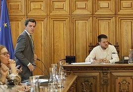 Los portavoces del PP, Víctor Torres, y del PSOE, Álvaro Bilbao, en el pleno sobre el estado de la ciudad.