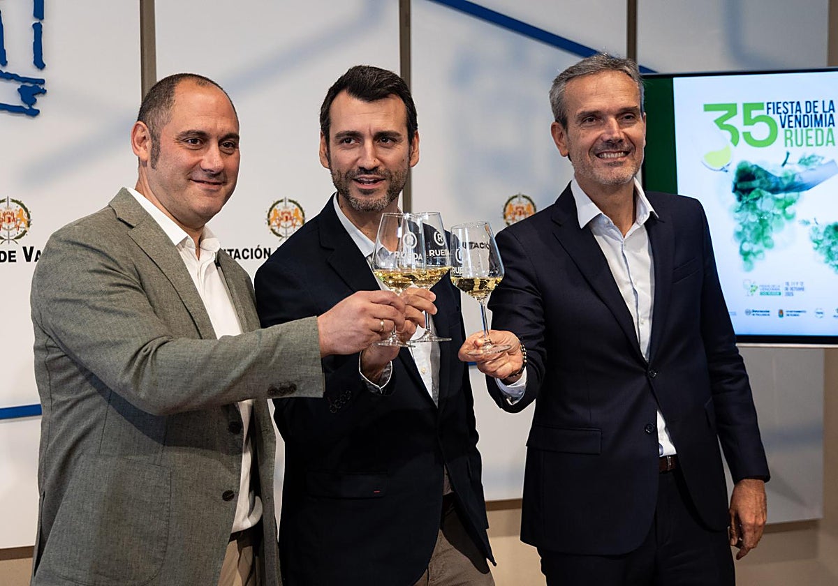 José Ignacio Pérez, alcalde de Rueda; David Esteban, vicepresidente de la Diputación y Santiago Mora, director general D. O. Rueda.