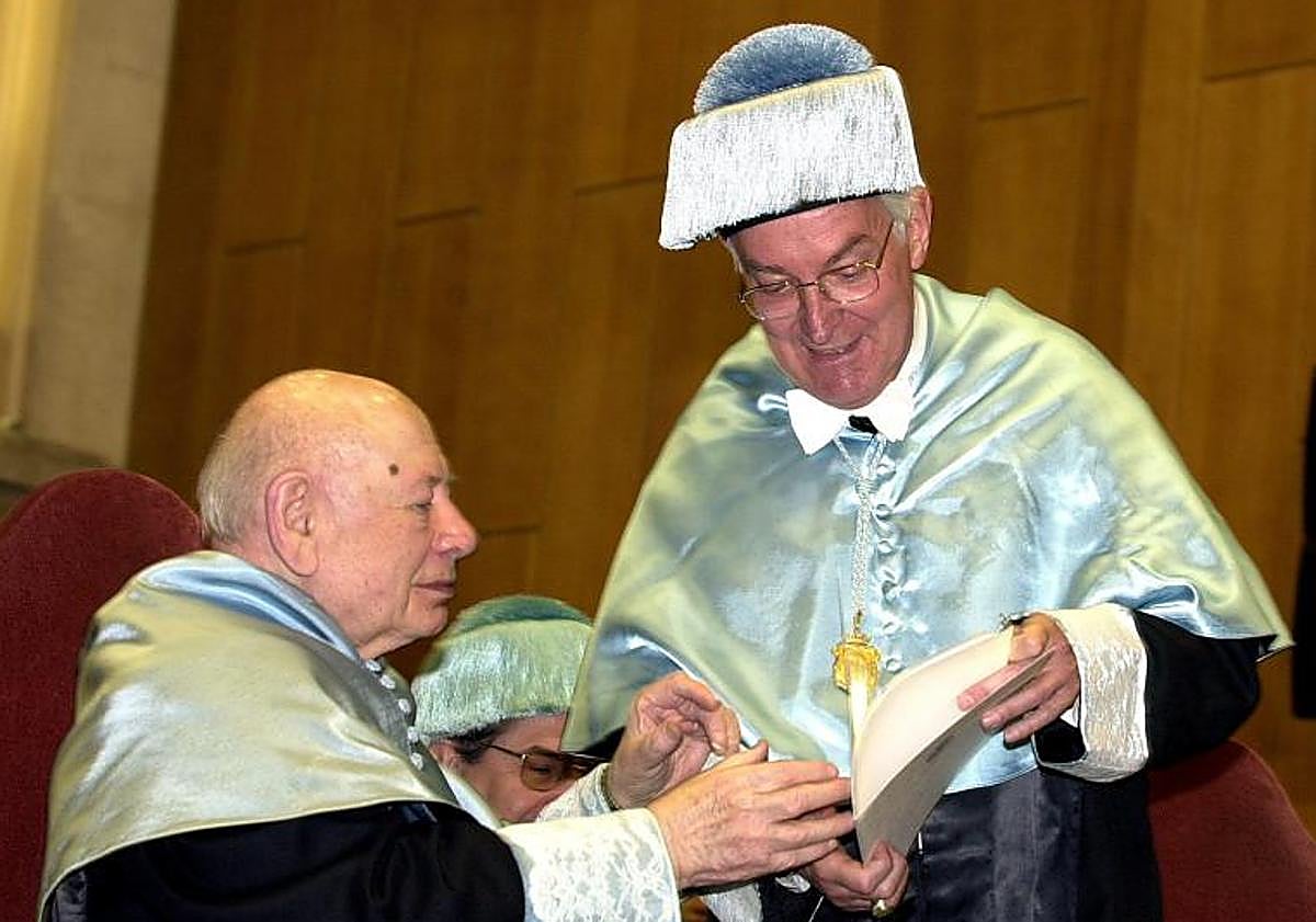 Imagen principal - Benzion Netanyahu, durante el acto de investidura como honoris causa, el presidente de la Junta, Juan Vicente Herrera en la ceremonia y un detalle del primer ministro israelí en el paraninfo.
