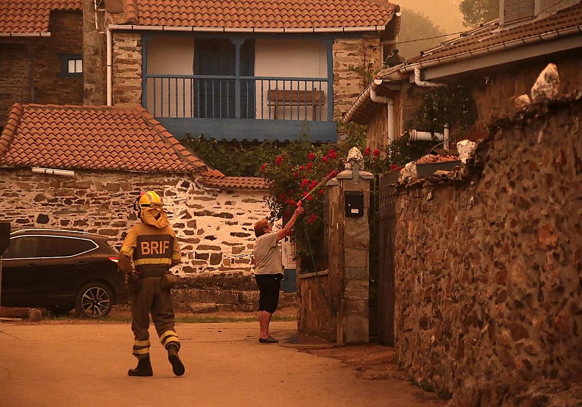Incendio forestal en las proximidades de una localidad de León a mediados del pasado mes de agosto.