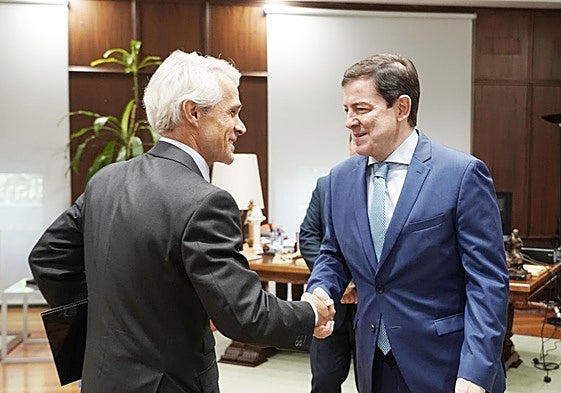 El presidente de la Junta de Castilla y León, Alfonso Fernández Mañueco, y el presidente de Telefónica España, Borja Ochoa, ayer en el Colegio de la Asunción.