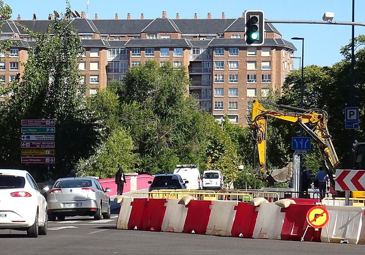 Los operarios trabajan en las obras de la red de calor que reducen a un solo carril el acceso al puente de Poniente desde la avenida de Gloria Fuertes.