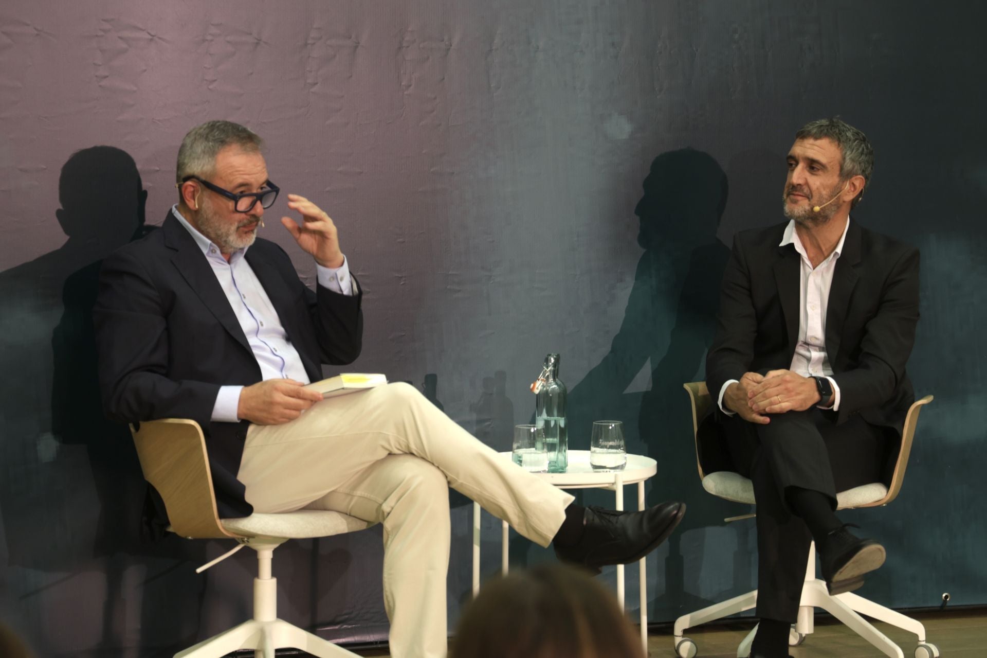 Ángel Ortíz, director de El Norte de Castilla, junto a Fernando Belzunce, director editorial de Vocento en el V Encuentro de Periodismo Miguel Delibes.