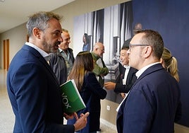 Los portavoces de Vox, David Hierro (I), y PP, Ricardo Gavilanes (D), en la Junta de Portavoces.