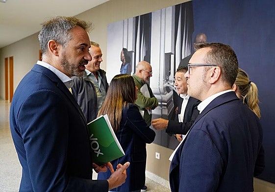 Los portavoces de Vox, David Hierro (I), y PP, Ricardo Gavilanes (D), en la Junta de Portavoces.