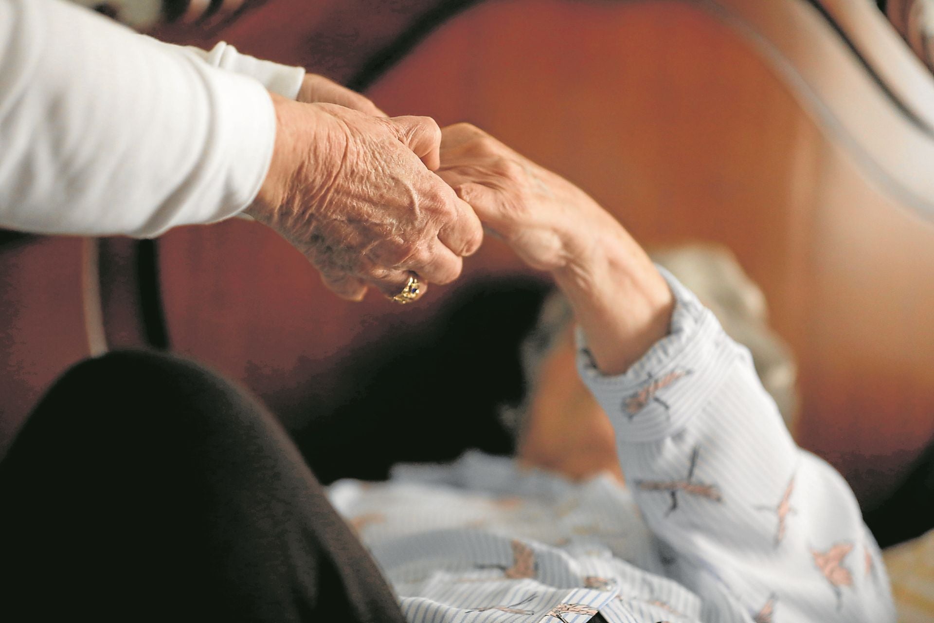 Atención a una persona dependiente en una residencia.