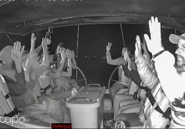 ripulantes con brazos en alto del Barco Meteque de la flotilla interceptado en aguas del Mediterráneo por la Armada israelí.