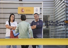 Los padres del menor, Silvia Vela y Raúl Acero, en el momento de presentar la denuncia en dependencias de la Policía Nacional.