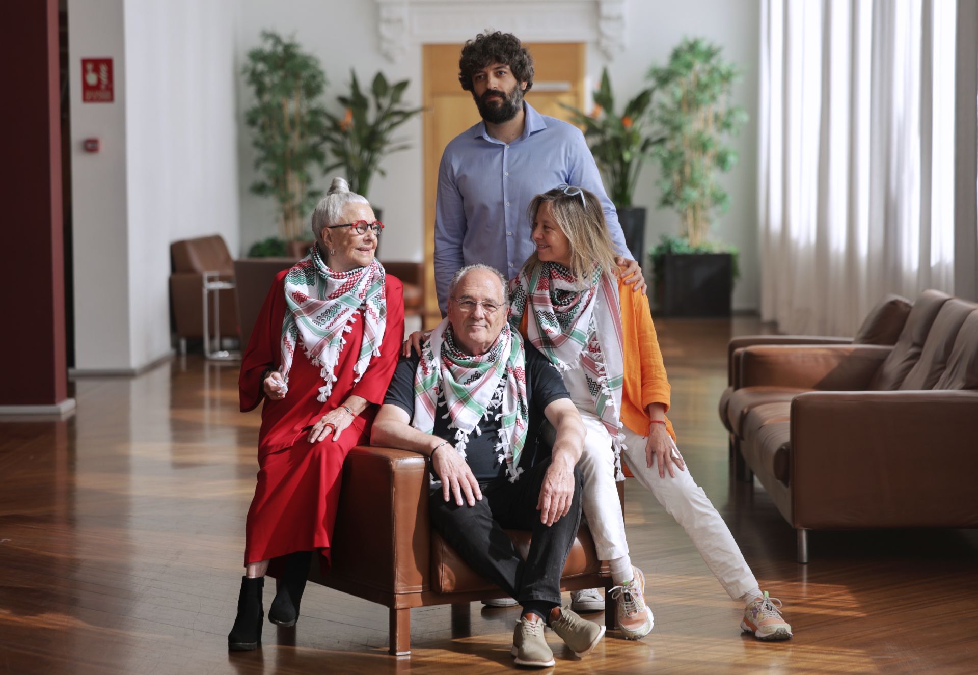 Lola Herrera y Natalia Dicenta rodean a Carlos Olalla, con José María Esbec detrás.