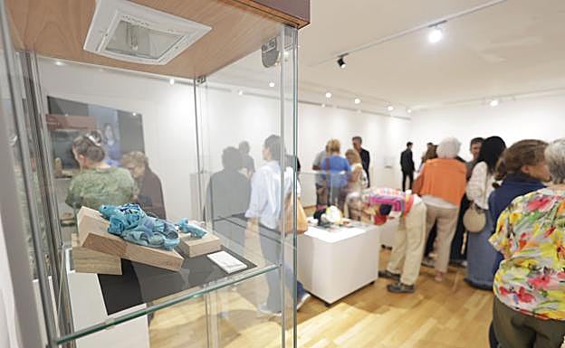 Público en la muestra de joyería.