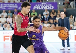 Wintering protege el balón ante la oposición de uno de los rivales.