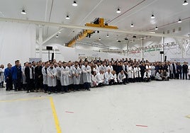 Ginés Clemente, presidente ejecutivo de Aciturri (izq.) e Yves Delatte, CEO de Sonaca Group, tras la firma del acuerdo.