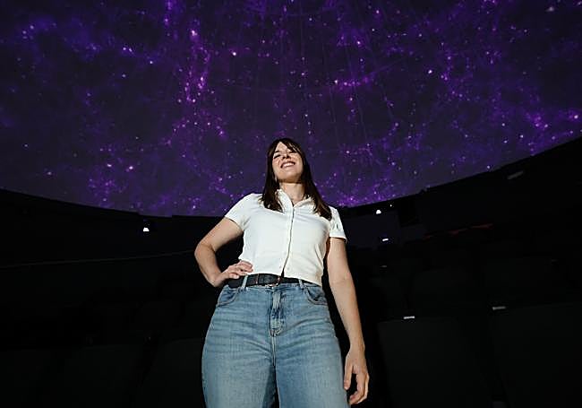 Paloma López posa en el Planetario del Museo de la Ciencia de Valladolid