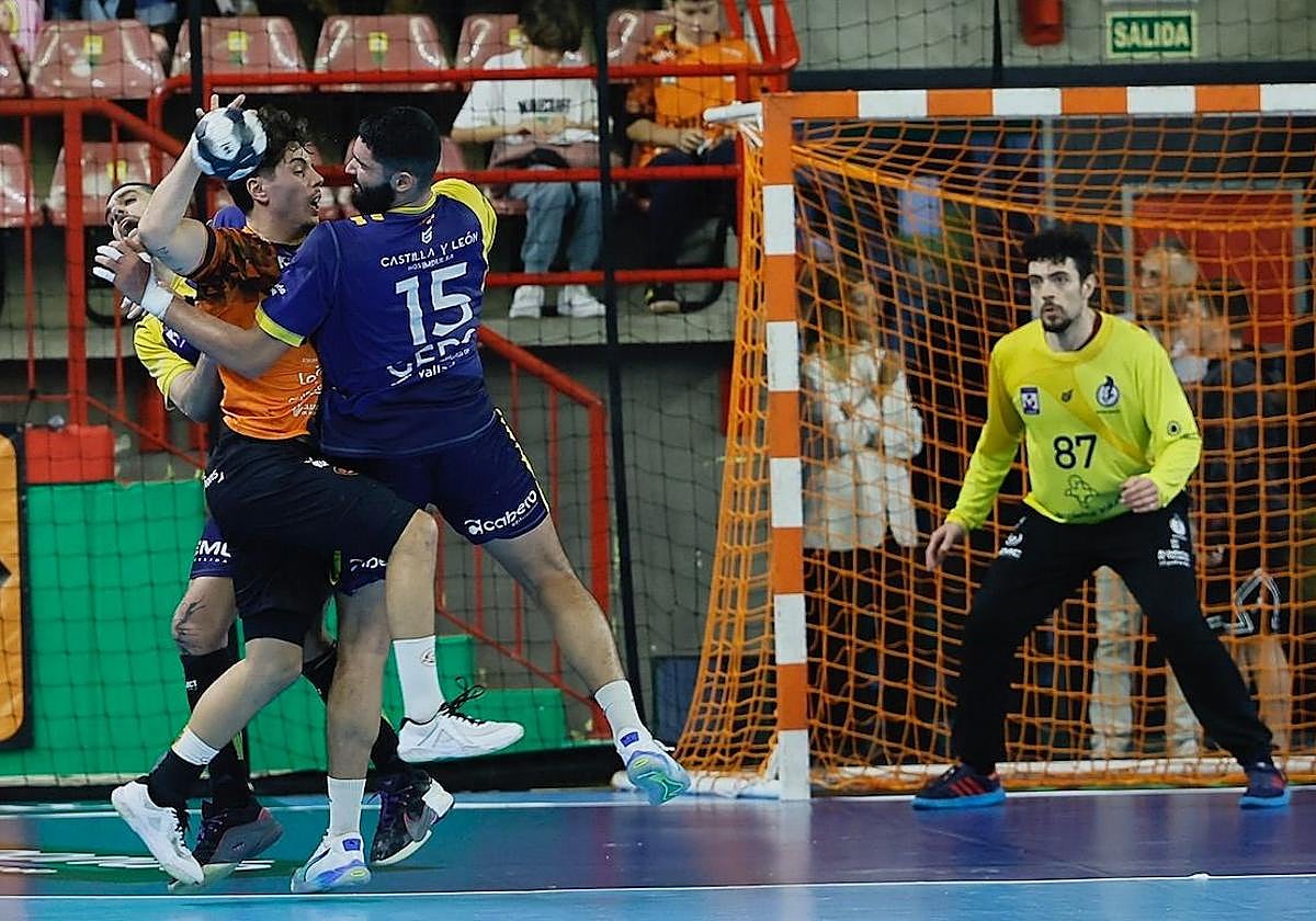 Gedo frena un ataque local, con Bar atento en la portería.