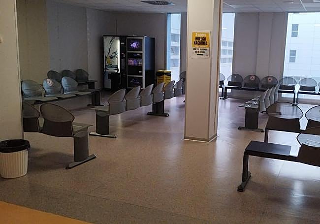 Sala de espera de pacientes vacía, este viernes de paro médico, en el Hospital Clínico Universitario de Valladolid.