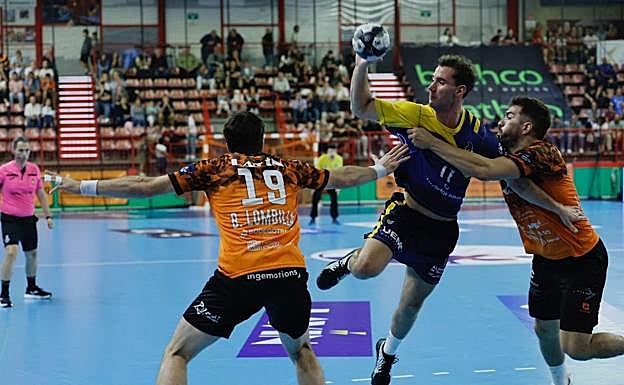 Alejandro Pisonero busca línea de pase.