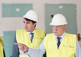 El alcalde de Valladolid, Jesús Julio Carnero (derecha), junto al consejero de Vivienda y Ordenación del Territorio, Juan Carlos Suárez-Quiñones, este viernes.