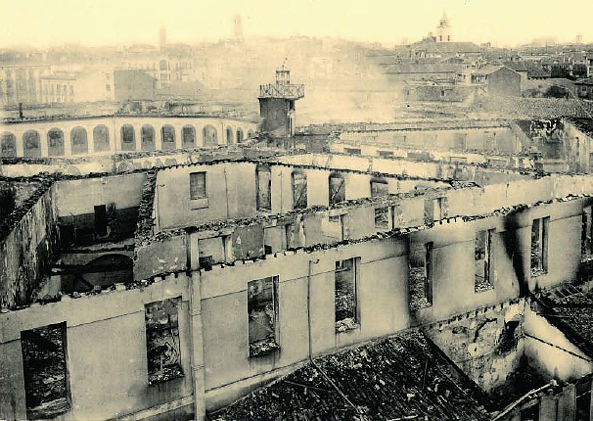 Imagen secundaria 1 - Arriba, el flanco del Octógono que daba a la plaza de Zorrilla, con la estatua del poeta abajo. El edificio, tras el incendio de 1915 y al lado, militares en el patio interior.