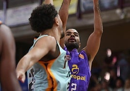 Wintering lanza a canasta en el primer partido de liga ante el Palmer Basket.