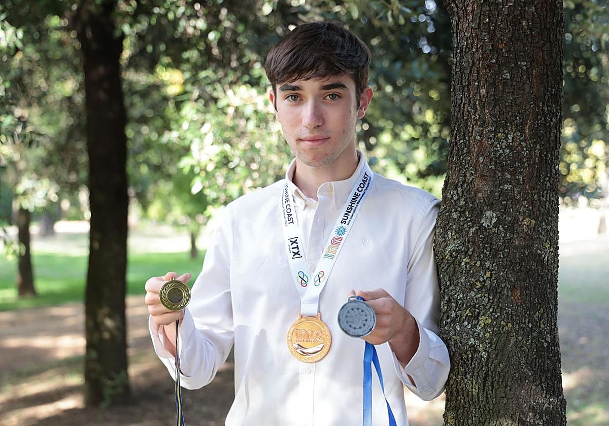 Fernando González Vivanco muestra sus medallas olímpico-matemáticas