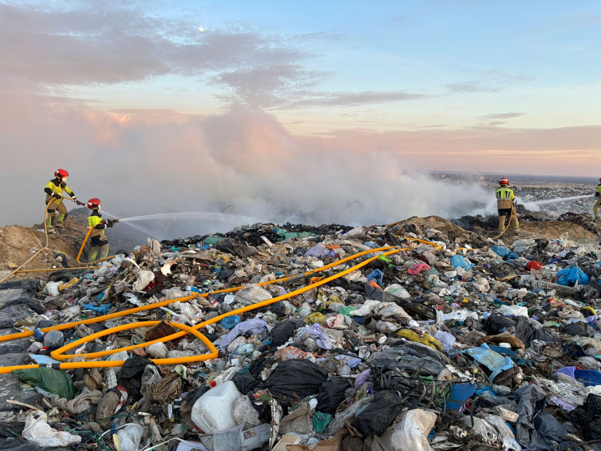 El incendio en el viejo vertedero de Valladolid, en imágenes
