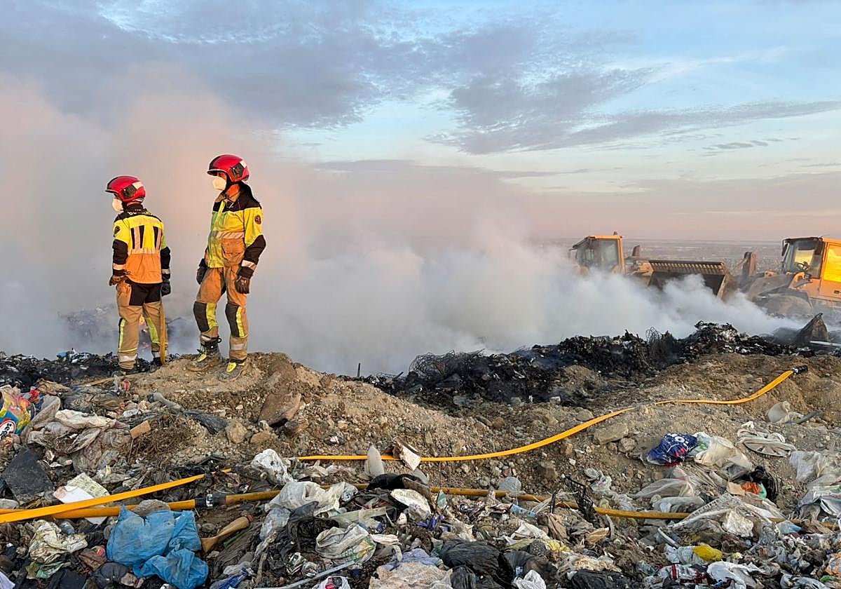 El incendio en el viejo vertedero de Valladolid, en imágenes