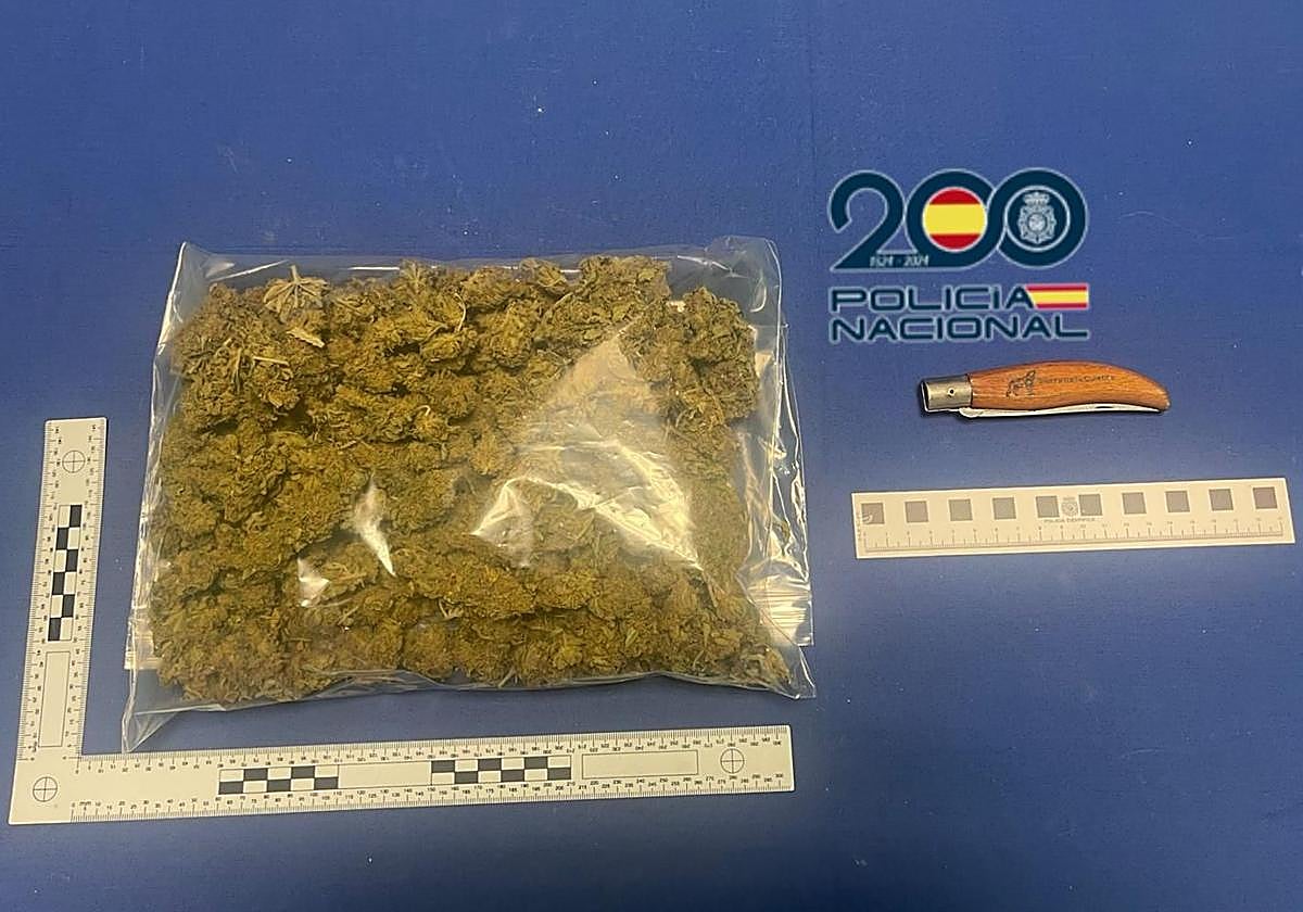 Marihuana y navaja intervenida por la Policía Nacional a la mujer.