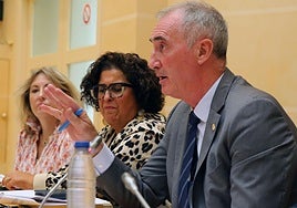 El alcalde José Mazarías y, junto a él, la concejala de Hacienda, Rosalía Serrano.