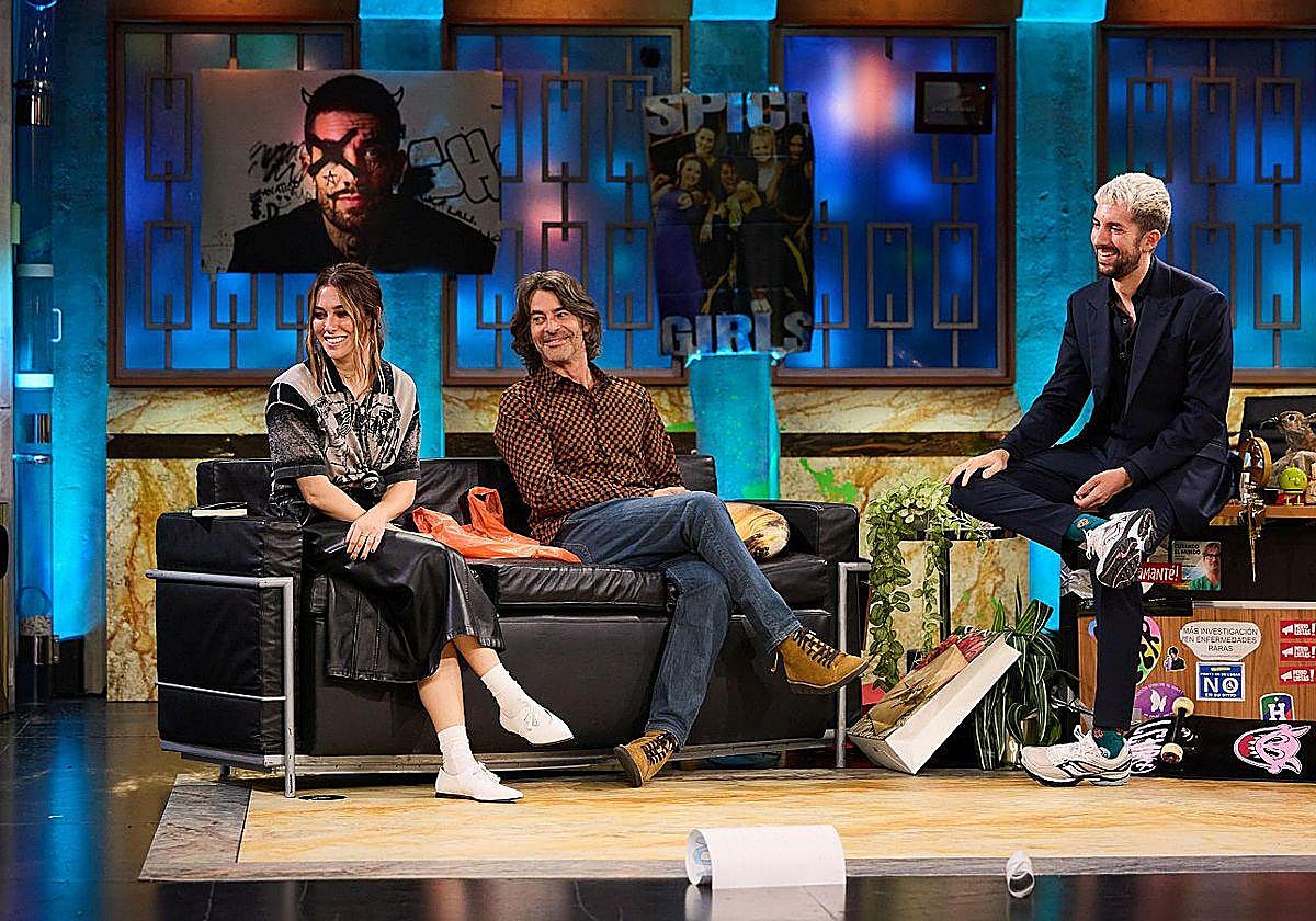 Blanca Suárez y Eduardo Noriega con el presentador de 'La Revuelta', David Broncano.