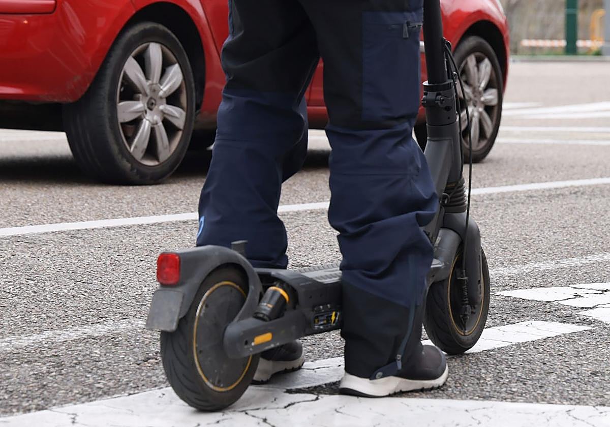 Imagen de archivo de un patinete eléctrico circulando por Valladolid.