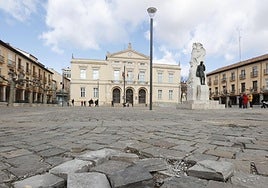 Pavimento deteriorado en la Plaza Mayor, con las nuevas farolas.