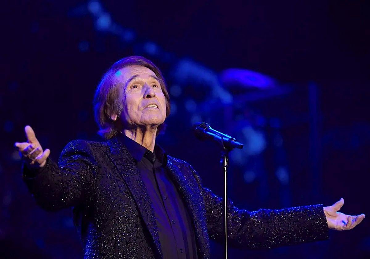 Raphael durante un concierto.