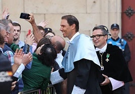 Nadal y el rector, saludando al público.