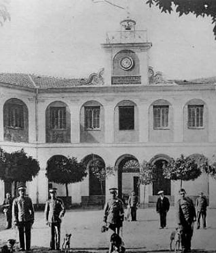 Imagen secundaria 2 - Arriba, el flanco del Octógono que daba a la plaza de Zorrilla, con la estatua del poeta abajo. El edificio, tras el incendio de 1915 y al lado, militares en el patio interior.