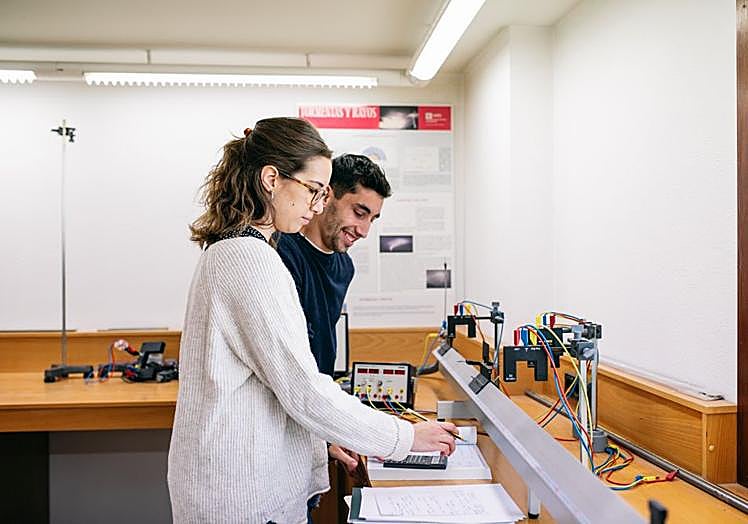 Alumnos de UNED en prácticas.