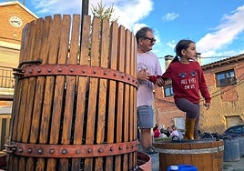 Una niña participa en el tradicional pisado de uvas
