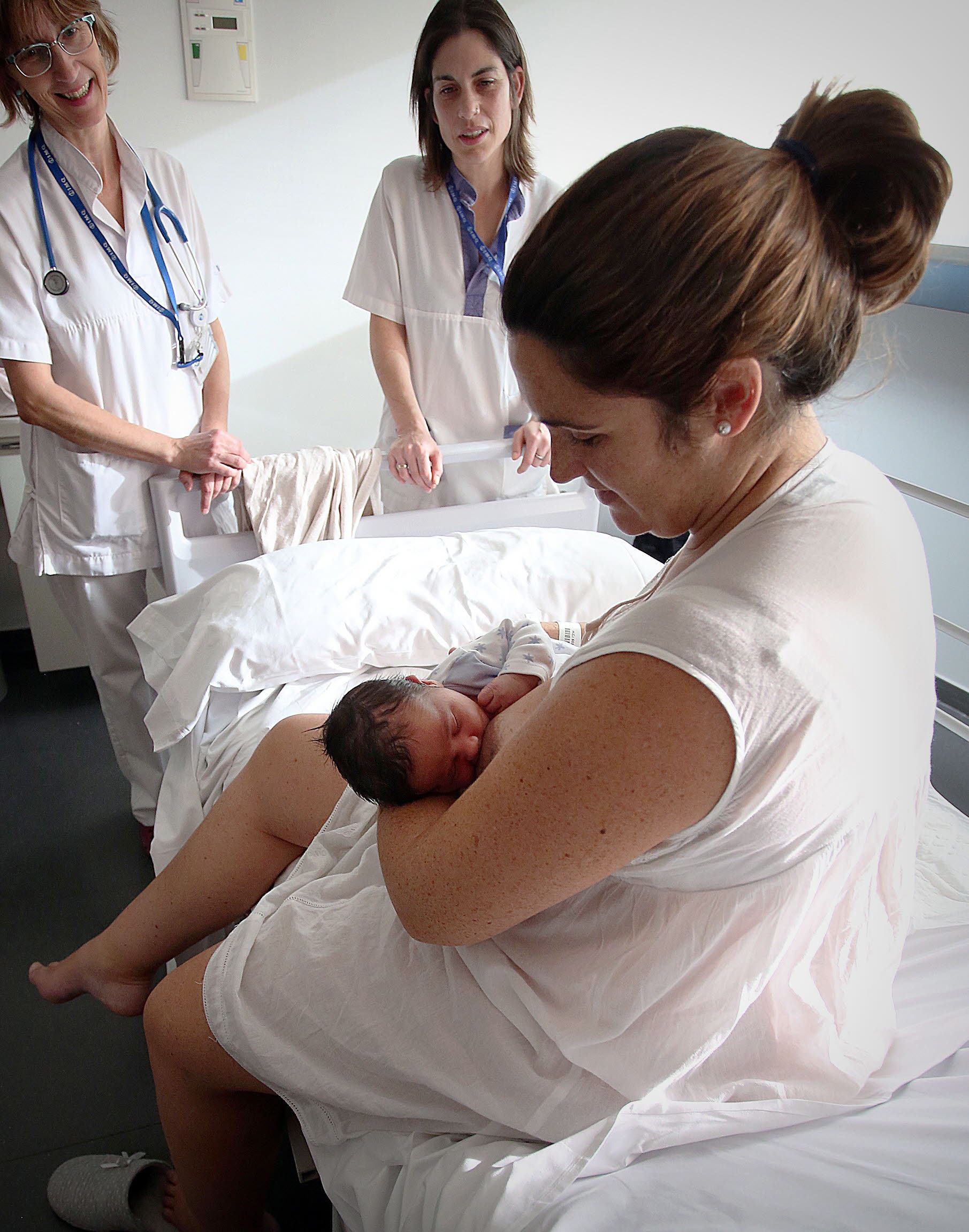 Una madre se inicia dando el pecho a su hijo recién nacido en el hospital en el que ha dado a luz.