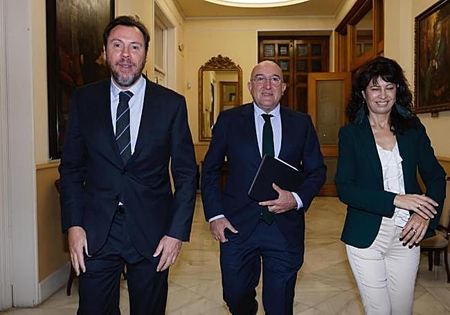 Los recién nombrados ministros Puente y Redondo, acompañados de Jesús Julio Carnero, en 2023, el día que renunciaron a su acta como concejales en el Ayuntamiento de Valladolid.