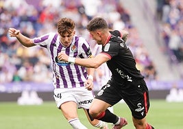 El blanquivioleta Iván Alejo, en plena pugna la pasada jornada durante el derbi ante la Cultural.