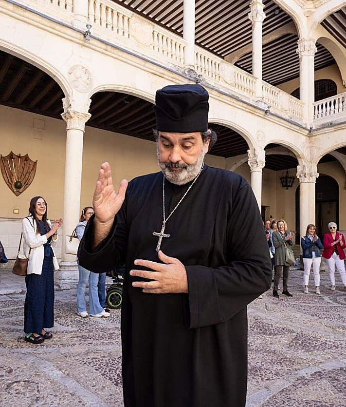 Imagen secundaria 2 - Malinche recuerda el 'Sermón de Adviento', de Antonio de Montesinos, en el Aula Triste. Abajo a la izquierda, Martín Cortés en la Catedral. A la derecha, Juan Ginés de Sepúlveda, en el Palacio Real.