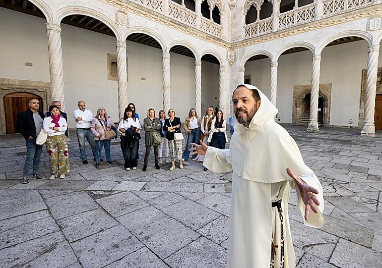 Bartolomé de las Casas explica su tesis en el patio del Colegio de San Gregorio.