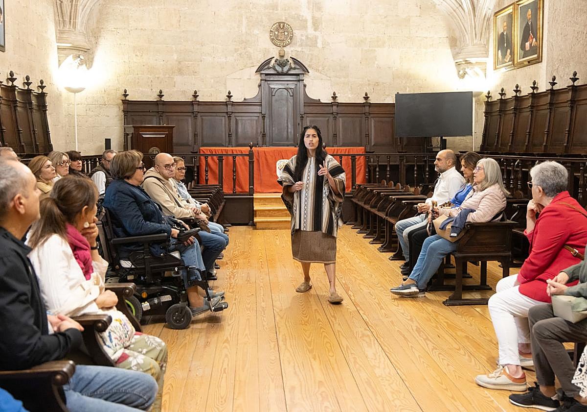 Imagen principal - Malinche recuerda el 'Sermón de Adviento', de Antonio de Montesinos, en el Aula Triste. Abajo a la izquierda, Martín Cortés en la Catedral. A la derecha, Juan Ginés de Sepúlveda, en el Palacio Real.