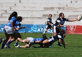 Las chicas del Colina Clínic saca un balón en acción de ataque.