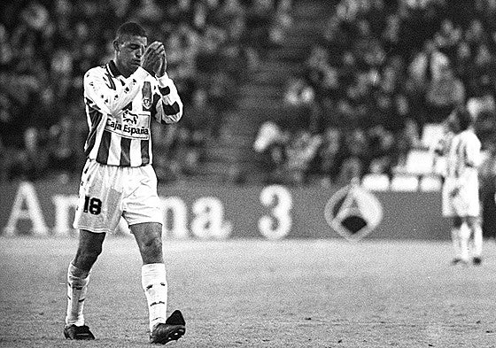 Edu Manga sale del campo entre aplausos tras un partido ante el Rayo, en febrero de 1997.