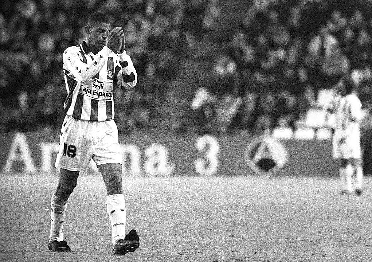 Edu Manga sale del campo entre aplausos tras un partido ante el Rayo, en febrero de 1997.
