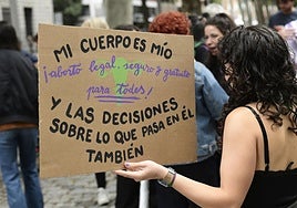 Una joven porta un cartel a favor del aborto en una manifestación reivindicativa