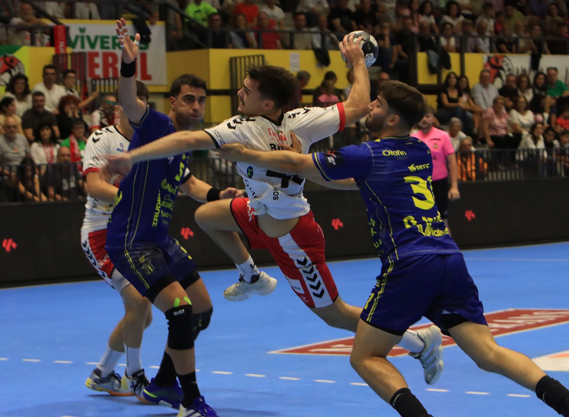 Fotografías de la derrota del Nava frente al Bidasoa Irún