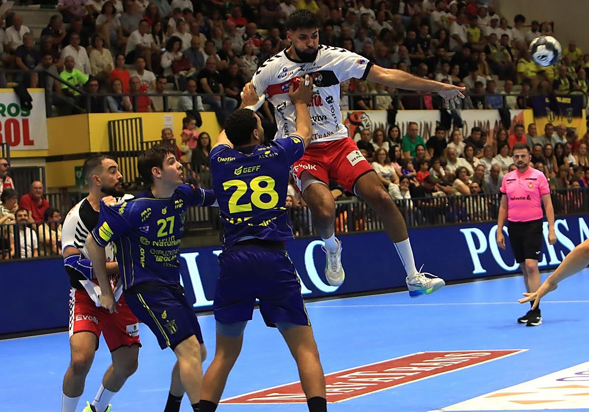 Los jugadores del Bidasoa, Mario Nevado y Matheus DaSilva, paran el ataque del lateral del Nava Lilian Pasquet.