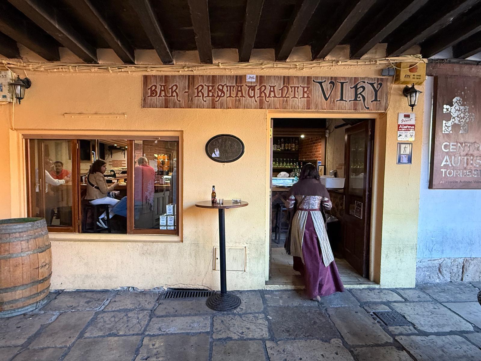 Exterior del Restaurante Viky, en la Plaza Mayor de Tordesillas.