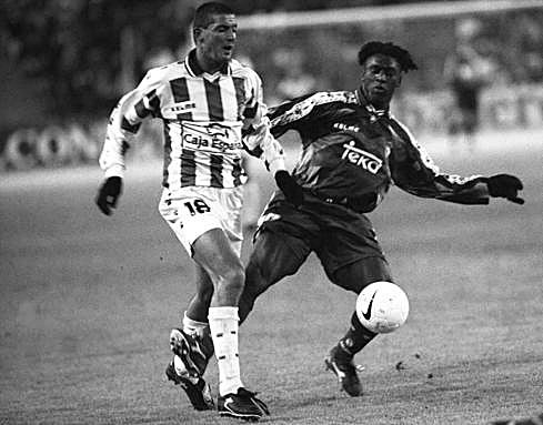 Edu, perseguido por Seedorf en un partido de Copa contra el Real Madrid.